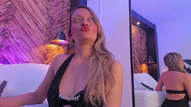 Snapshot of emma_collson chatting on November 25, 2025, 2:45 am emma collson online show from November 25, 2025, 2:45 am