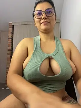 Snapshot of Lili-52 chatting on January 17, 2025, 7:38 pm Lili-52 online show from January 17, 2025, 7:38 pm