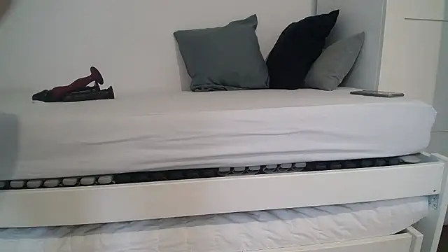 33  Max online show from January 10, 2026, 11:49 am