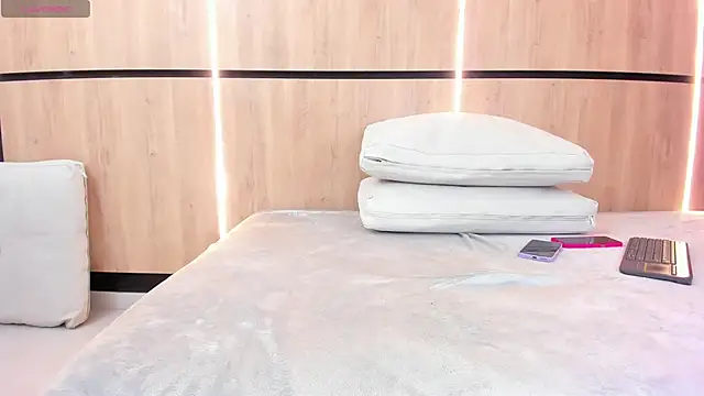 adela chase online show from September 11, 2025, 3:28 am