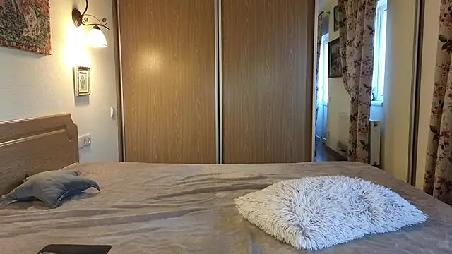 Tutti Frutt1s online show from April 12, 2026, 5:00 am