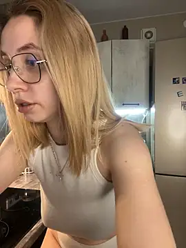 Kitty Katrine online show from December 18, 2025, 3:05 pm