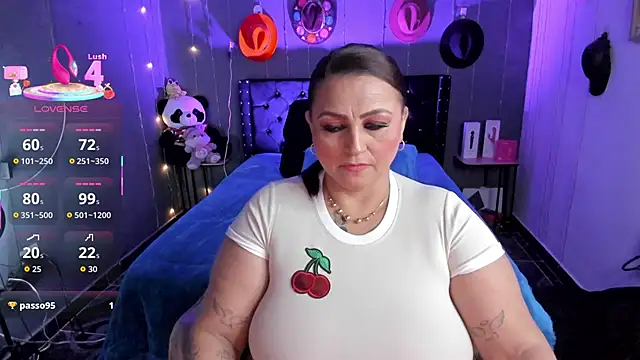 Ivonnee   online show from December 14, 2025, 2:40 am