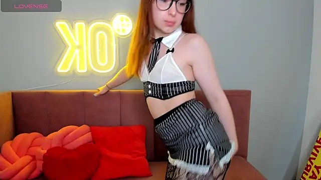 KetrinWhite online show from May 11, 2026, 1:29 am