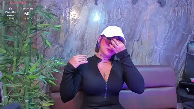 Alahia Dangelo online show from November 17, 2025, 5:28 pm