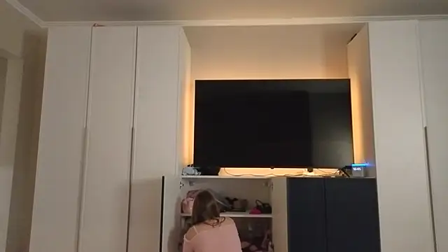 endlesssoffi online show from November 17, 2025, 8:24 pm