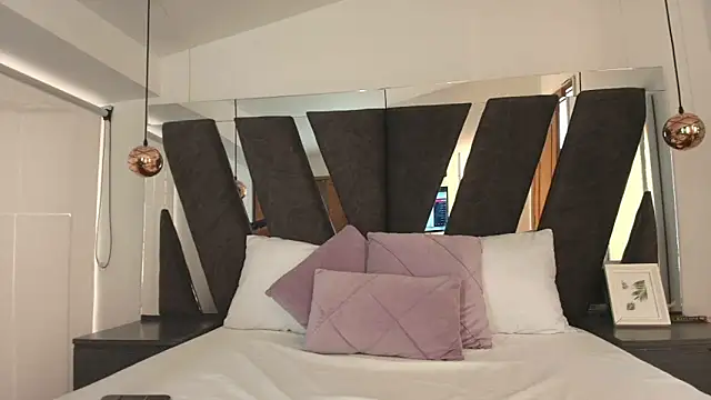 Milkdulce1 online show from November 20, 2025, 2:07 pm