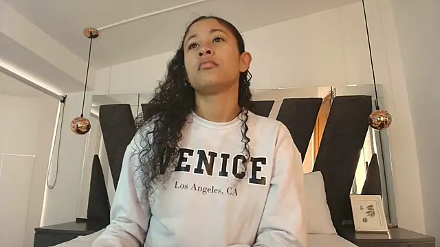 Milkdulce1 online show from November 11, 2025, 1:39 pm