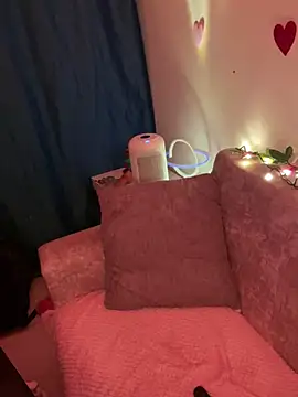 Snapshot of Im_Valen_Cute chatting on March 8, 2025, 12:44 am Im Valen Cute online show from March 8, 2025, 12:44 am