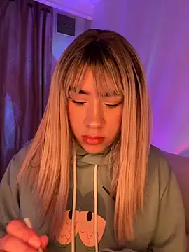 Snapshot of Im_Valen_Cute chatting on October 17, 2025, 2:37 am Im Valen Cute online show from October 17, 2025, 2:37 am