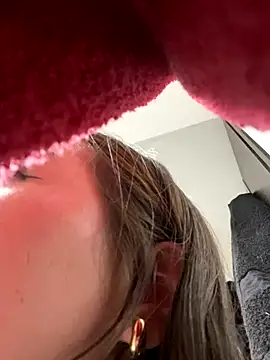 Snapshot of Im_Valen_Cute chatting on November 11, 2025, 7:25 am Im Valen Cute online show from November 11, 2025, 7:25 am