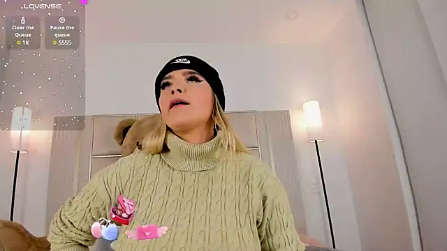 saraamiller  online show from February 10, 2025, 5:14 am