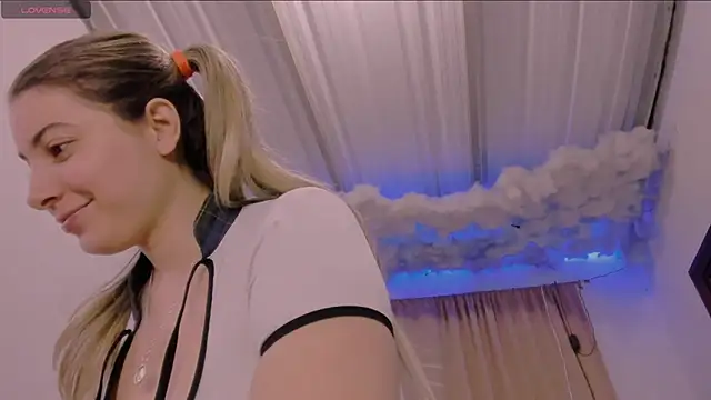 Lauu G online show from March 22, 2025, 2:27 am