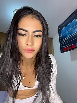emilie xx  online show from May 13, 2026, 2:51 am