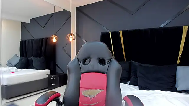 emilie xx  online show from March 17, 2025, 6:00 pm