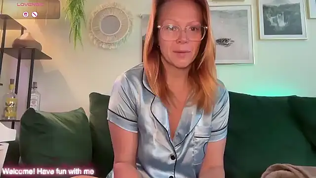 Snapshot of MelodyRoseUk chatting on May 17, 2026, 8:25 am MelodyRoseUk online show from May 17, 2026, 8:25 am