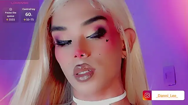 DanniLee  online show from November 15, 2025, 8:02 pm