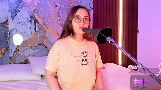 centaurigirl online show from September 23, 2025, 4:19 am