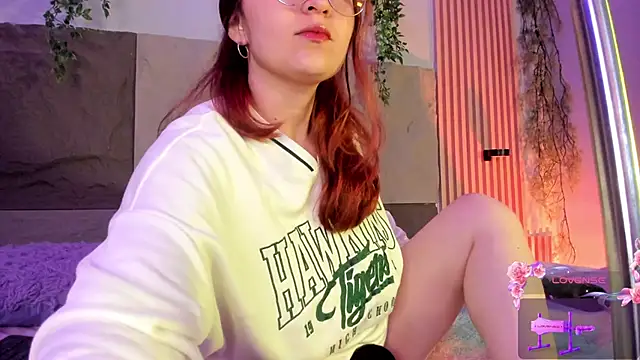 centaurigirl online show from April 19, 2026, 2:45 am