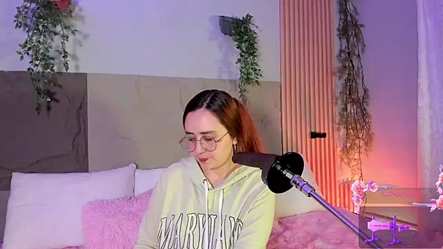 centaurigirl online show from April 10, 2026, 4:30 am