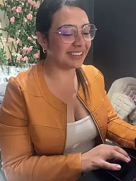 Emily Russo  online show from January 24, 2025, 6:25 pm