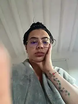 Emily Russo  online show from January 22, 2025, 10:37 pm