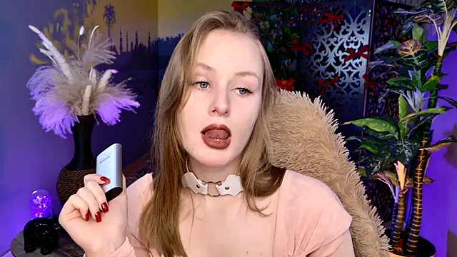 VivienLeeigh online show from February 18, 2026, 9:06 am