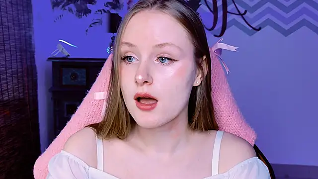 VivienLeeigh online show from October 5, 2025, 1:24 pm