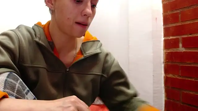 holy juli online show from April 12, 2026, 5:33 am