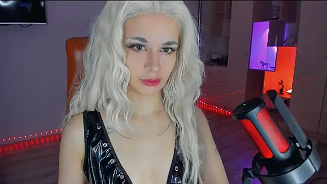 mollyposhh online show from November 25, 2025, 6:19 pm