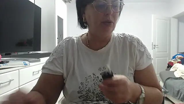 Amandamuller1982 online show from November 13, 2025, 5:28 pm