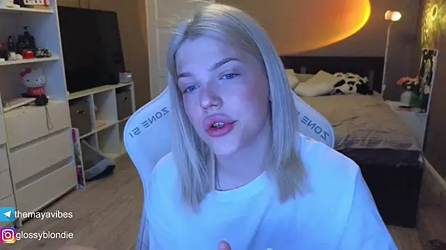 Maya Rave online show from April 17, 2026, 3:53 am