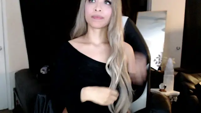 liadivina online show from March 17, 2025, 12:57 pm