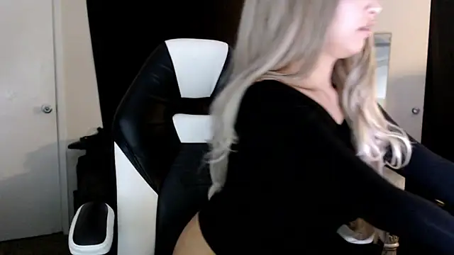 liadivina online show from March 16, 2025, 5:36 am