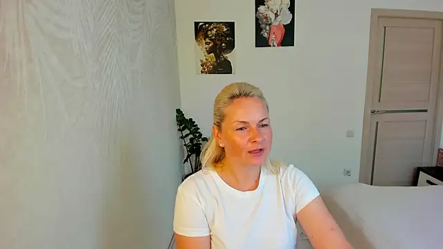 Snapshot of Alicee_Gracee chatting on August 3, 2026, 9:37 am Alicee Gracee online show from August 3, 2026, 9:37 am