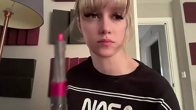 Snapshot of LustfulLuna_ chatting on November 13, 2025, 12:53 pm LustfulLuna online show from November 13, 2025, 12:53 pm