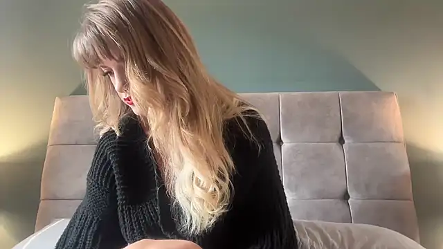 Snapshot of LustfulLuna_ chatting on February 16, 2025, 12:21 pm LustfulLuna online show from February 16, 2025, 12:21 pm