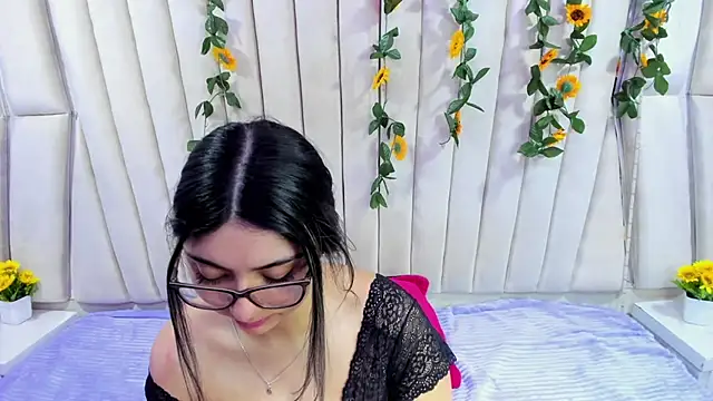 Lucy Anall  online show from September 20, 2025, 10:15 pm