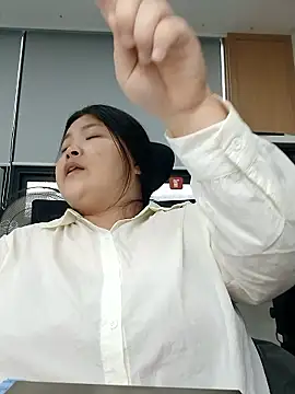 hello098712 online show from September 24, 2025, 3:24 am