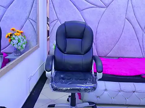 Miaa Thopmson online show from October 24, 2025, 4:50 pm