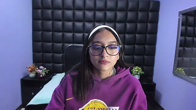 Miaa Thopmson online show from December 20, 2025, 1:52 am