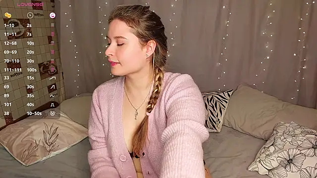 sophie  lee online show from October 13, 2025, 3:46 pm