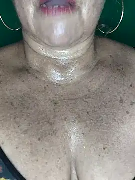 Kasandra Ho online show from November 2, 2025, 4:12 pm