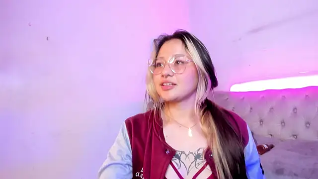 Aliiceyong online show from March 19, 2025, 6:24 am