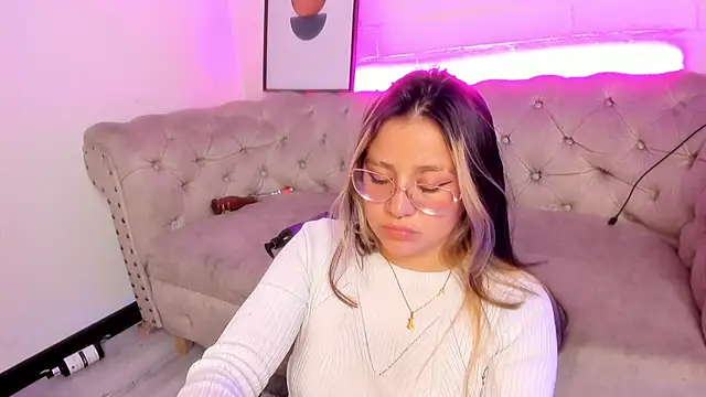 Aliiceyong online show from March 14, 2025, 9:14 am