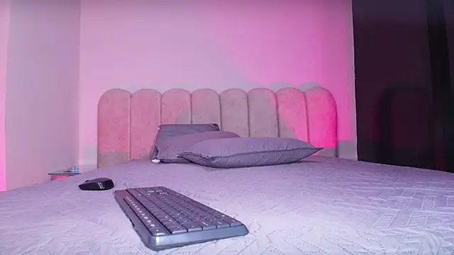 mia stanfort online show from November 28, 2025, 7:14 pm