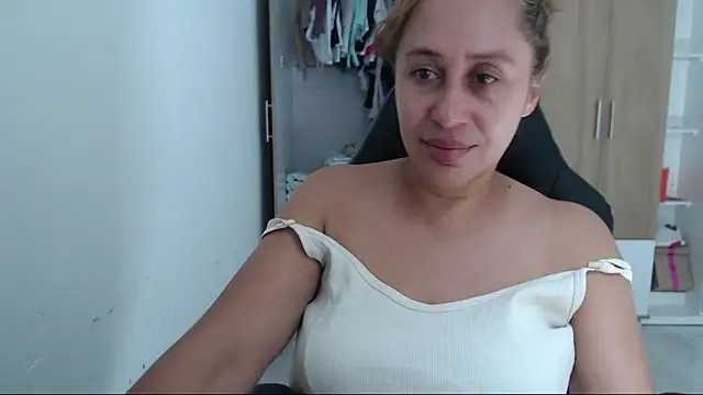 RoxanaLove9 online show from October 19, 2025, 6:21 pm