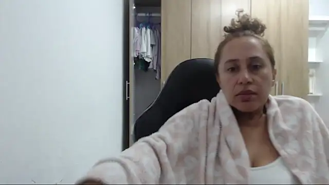 RoxanaLove9 online show from April 19, 2026, 2:23 am