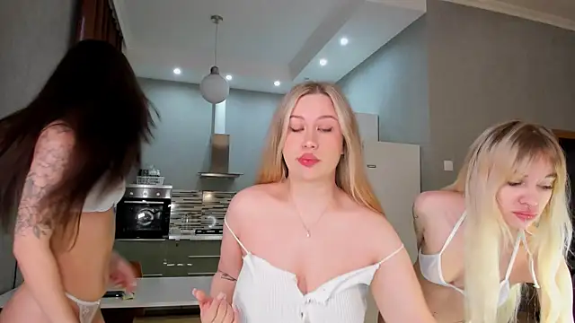 hannah x x  online show from March 16, 2025, 8:32 am