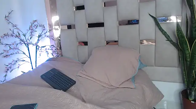 sophii12-12 online show from December 7, 2024, 2:25 am